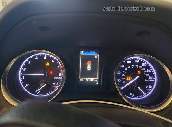 4T1B11HK5JU642656 2018 TOYOTA CAMRY Silver ხელსაწყოთა პანელის ხედი