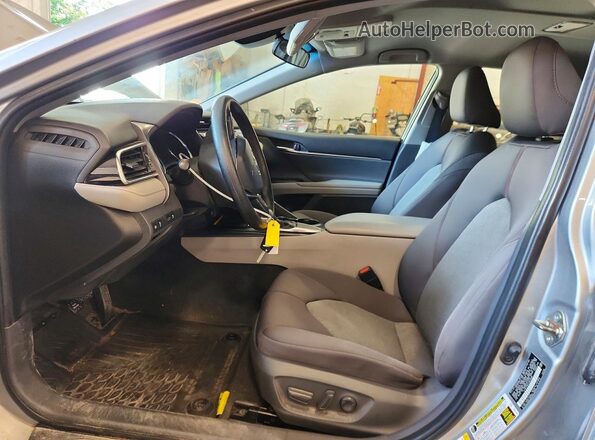 4T1B11HK5JU642656 2018 TOYOTA CAMRY Silver წინა სალონის ხედი