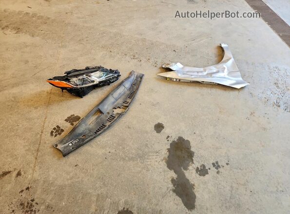 4T1B11HK5JU642656 2018 TOYOTA CAMRY Silver ძრავის განყოფილების ხედი