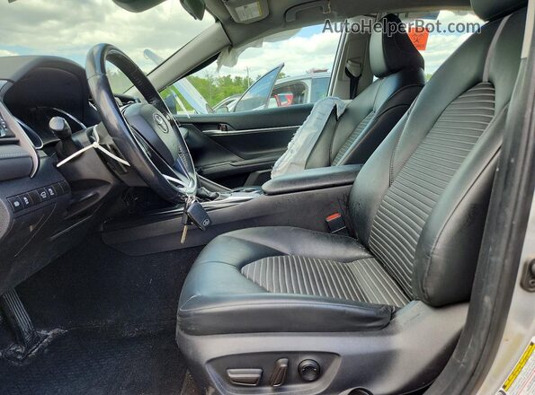 4T1B11HK5KU180228 2019 TOYOTA CAMRY Silver წინა სალონის ხედი
