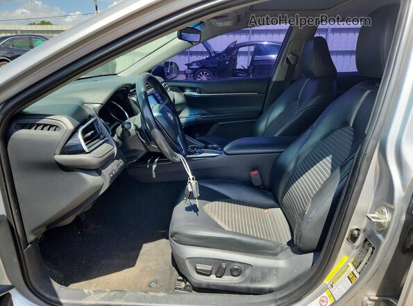 4T1B11HK9JU591226 2018 TOYOTA CAMRY Silver Սալոնի դիմացի տեսք