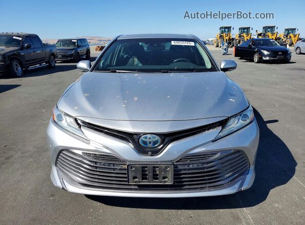 4T1B21HK9JU005489 2018 TOYOTA CAMRY Silver Widok z przodu
