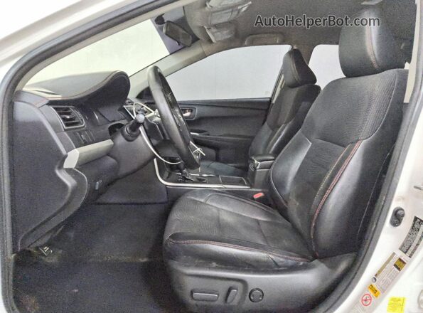 4T1BF1FK6HU370049 2017 TOYOTA CAMRY White Front interior view