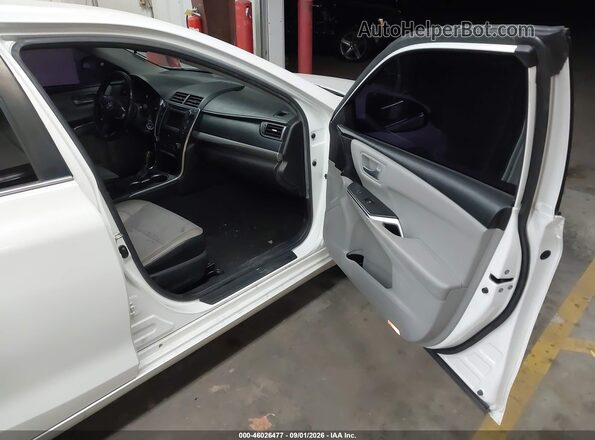 4T1BF1FK8HU384826 2017 TOYOTA CAMRY White Widok wnętrza z przodu
