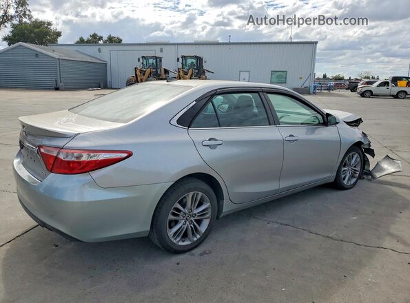 4T1BF1FKXHU749958 2017 TOYOTA CAMRY Silver Tył prawy