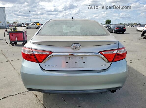4T1BF1FKXHU749958 2017 TOYOTA CAMRY Silver Widok z tyłu
