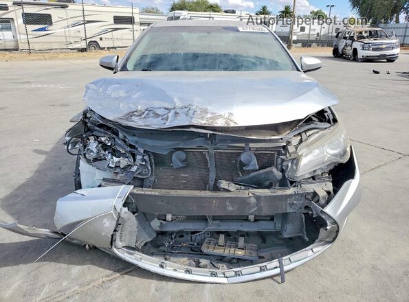 4T1BF1FKXHU749958 2017 TOYOTA CAMRY Silver Widok z przodu