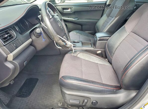 4T1BF1FKXHU749958 2017 TOYOTA CAMRY Silver Widok wnętrza z przodu