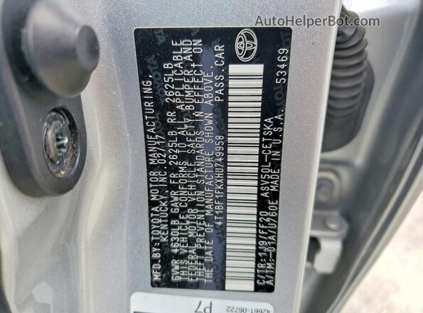 4T1BF1FKXHU749958 2017 TOYOTA CAMRY Silver Widok naklejki z numerem VIN