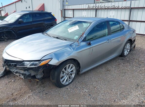 4T1C11AK3NU696266 2022 TOYOTA CAMRY Silver Vista tres cuartos delantera izquierda