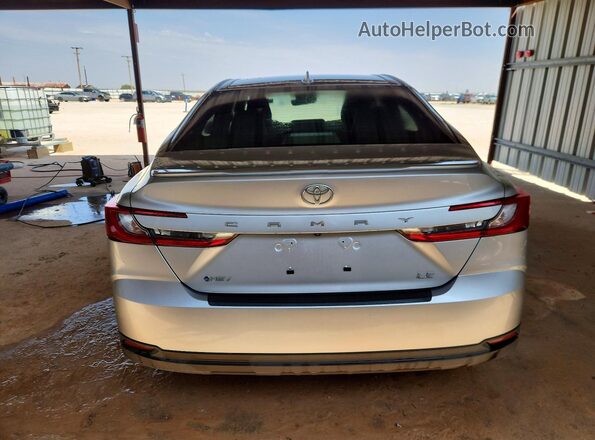 4T1DAACK1SU621286 2025 TOYOTA CAMRY Silver Հետևի տեսք