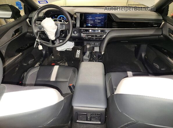 4T1DAACK3SU559258 2025 TOYOTA CAMRY Silver Vista del salpicadero