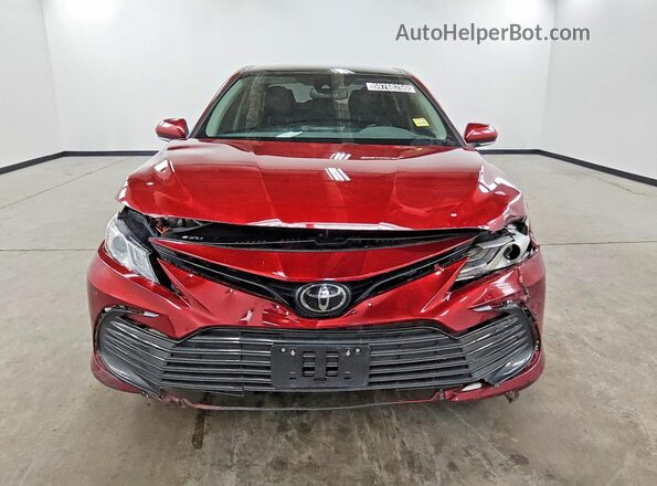 4T1F11BK2NU070400 2022 TOYOTA CAMRY Red Widok z przodu