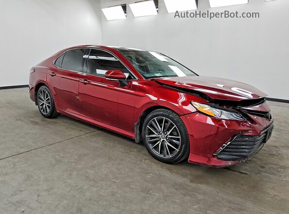 4T1F11BK2NU070400 2022 TOYOTA CAMRY Red Przód prawy