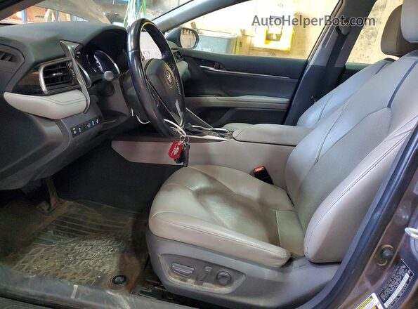 4T1F31AK1MU021053 2021 TOYOTA CAMRY Gray Widok wnętrza z przodu