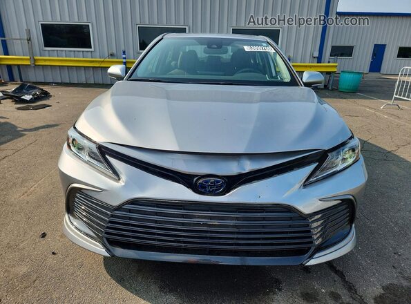 4T1H31AKXMU564281 2021 TOYOTA CAMRY Silver Widok z przodu