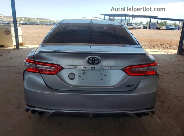 4T1K61AK1LU935596 2020 TOYOTA CAMRY Серебряный Вид сзади