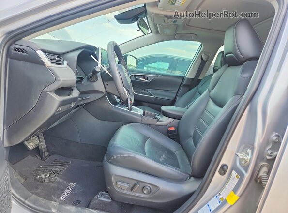 4T3B6RFV3MU045708 2021 TOYOTA RAV4 Серебряный Вид салона спереди