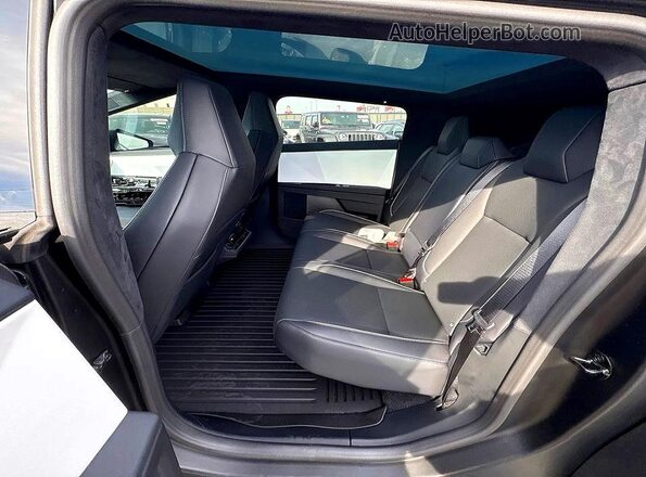7G2CEHEE5RA018813 2024 TESLA CYBERTRUCK Purple Vista interior delantera