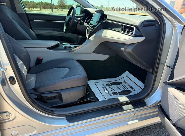 4T1C31AK3NU574100 2022 TOYOTA CAMRY Silver Widok z tyłu