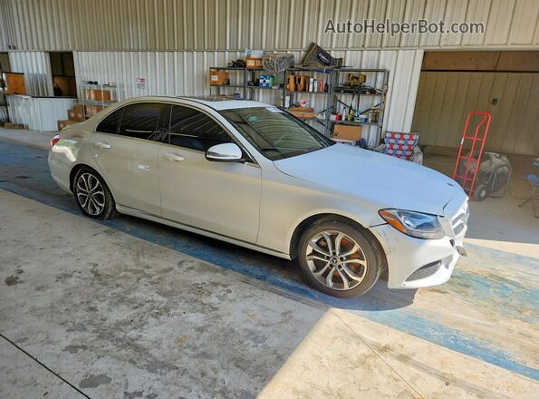 55SWF4JB6JU245340 2018 MERCEDES-BENZ C White Delantero derecho