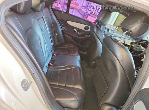 55SWF4JB6JU245340 2018 MERCEDES-BENZ C White Vista de los asientos traseros