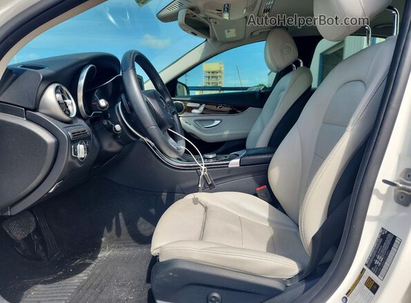 55SWF4JB8JU257893 2018 MERCEDES-BENZ C Белый Вид салона спереди