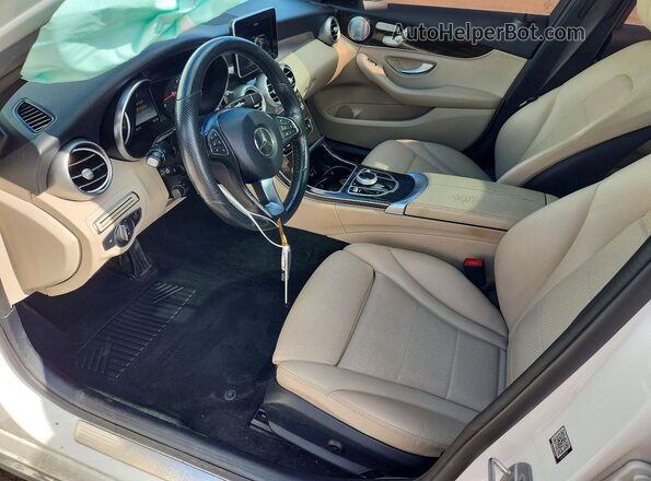 55SWF4KBXJU259868 2018 MERCEDES-BENZ C White Вид салону спереду