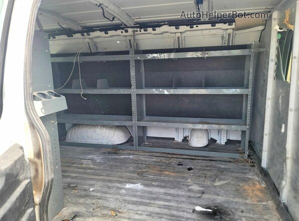 1GTW7AFF9H1122384 2017 GMC SAVANA White Вид салону спереду