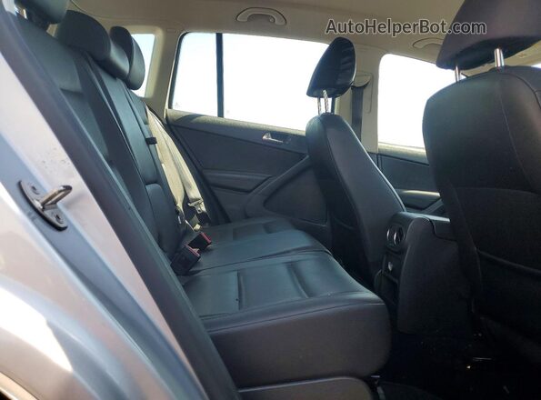 WVGBV7AX4GW555132 2016 VOLKSWAGEN TIGUAN Серебряный Вид задней части салона