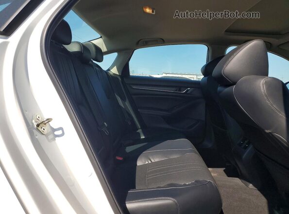 1HGCV1F98JA163387 2018 HONDA ACCORD Белый Вид задней части салона