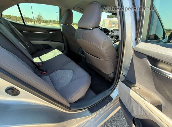 4T1C31AK3NU574100 2022 TOYOTA CAMRY Silver Widok wnętrza z przodu