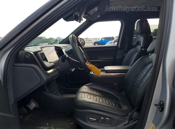 7FCTGAAAXNN008066 2022 RIVIAN R1T Silver Առջևի վահանակի տեսք