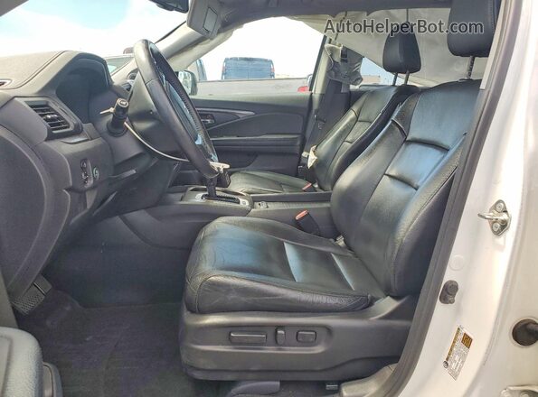 5FNYF5H55HB003987 2017 HONDA PILOT Белый Вид салона спереди