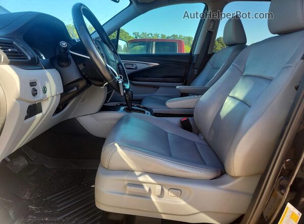 5FNYF5H57JB006413 2018 HONDA PILOT Black Front interior view
