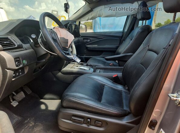 5FNYF6H09HB084776 2017 HONDA PILOT Silver Front interior view