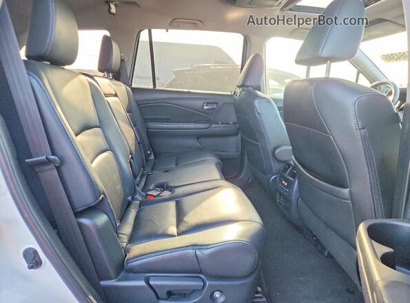 5FNYF6H92HB044313 2017 HONDA PILOT White Widok wnętrza z tyłu