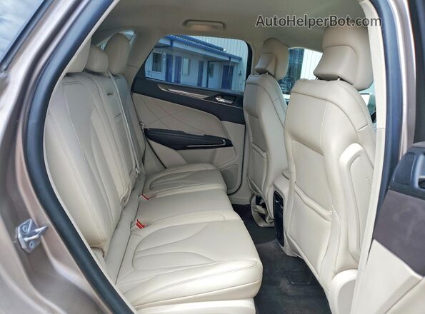 5LMCJ1C98JUL08093 2018 LINCOLN MKC Beige Rear interior view