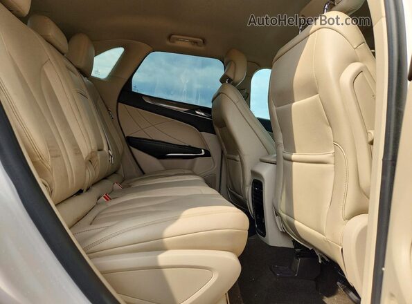 5LMCJ1D95KUL26549 2019 LINCOLN MKC White Rear interior view