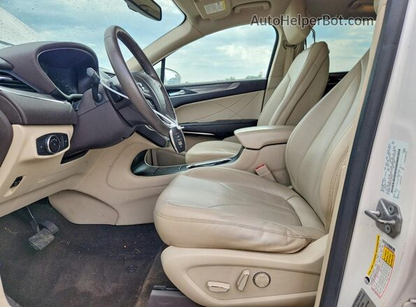 5LMCJ1D95KUL26549 2019 LINCOLN MKC White Front interior view