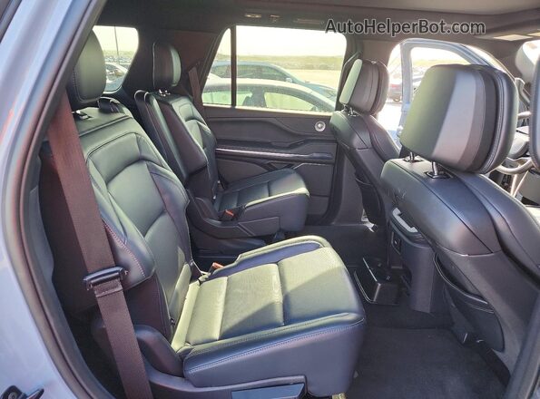 5LMJJ2LG9SEL08563 2025 LINCOLN NAVIGATOR Gray Vista interior trasera