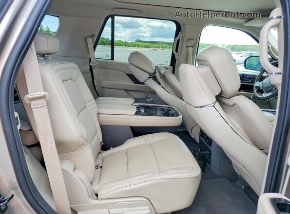 5LMJJ2LTXKEL18077 2019 LINCOLN NAVIGATOR Silver Вид задніх сидінь