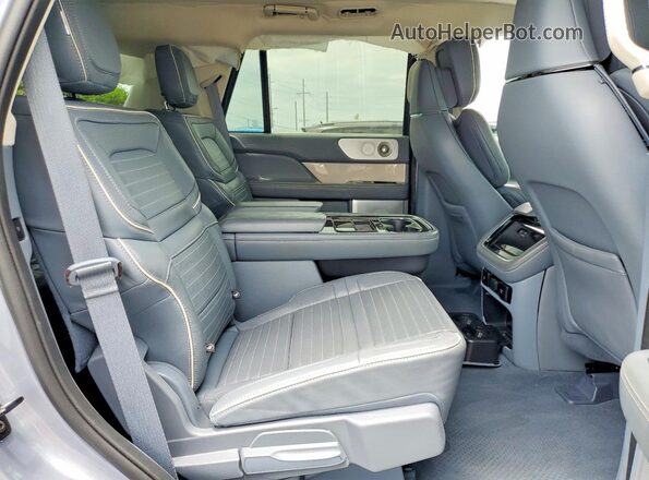 5LMJJ2TGXREL09747 2024 LINCOLN NAVIGATOR Silver Vista interior trasera