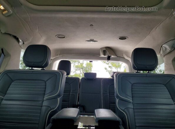5LMJJ2TGXREL09747 2024 LINCOLN NAVIGATOR Silver Vista de los asientos traseros
