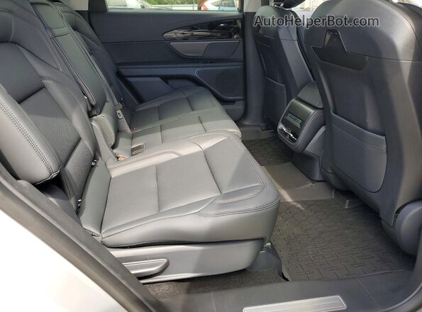 5LMPJ8J44TJ034994 2026 LINCOLN NAUTILUS Gray Widok wnętrza z tyłu