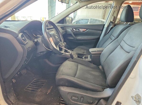 5N1AT2MT4HC818560 2017 NISSAN ROGUE Белый Вид салона спереди
