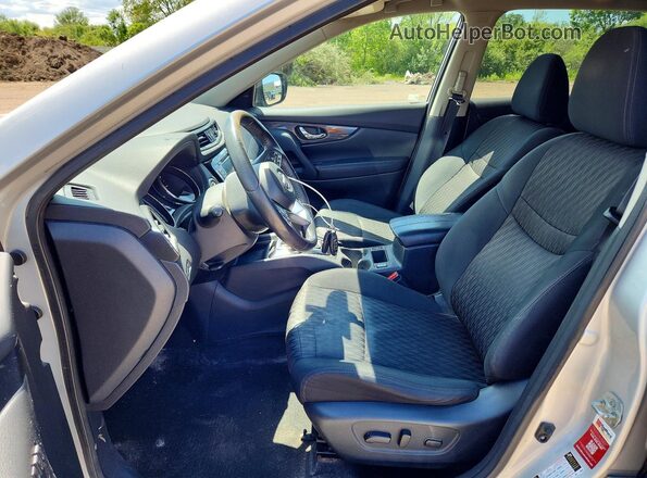 5N1AT2MV3JC790578 2018 NISSAN ROGUE Silver Вид салону спереду