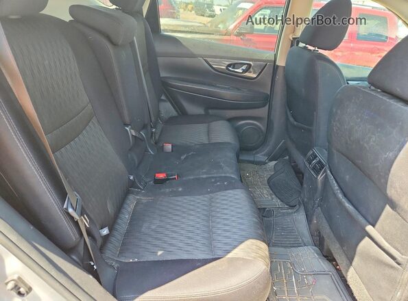 5N1AT2MV7HC896798 2017 NISSAN ROGUE Серебряный Вид задней части салона