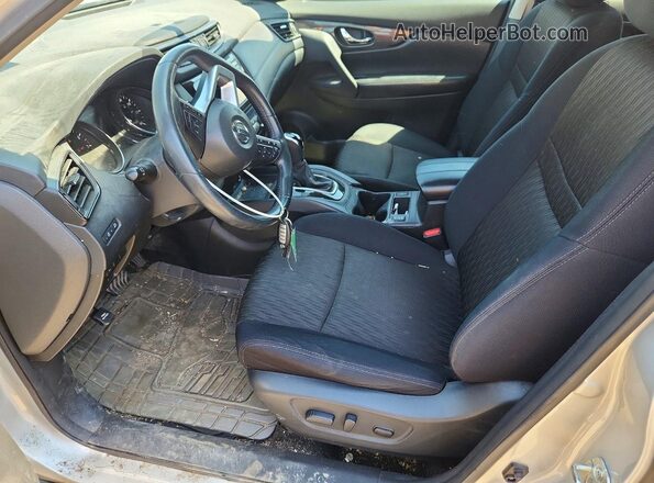5N1AT2MV7HC896798 2017 NISSAN ROGUE Серебряный Вид салона спереди