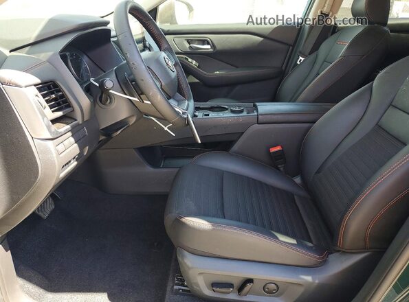 5N1BT3BB8TC749028 2026 NISSAN ROGUE Зеленый Вид салона спереди
